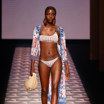 Imagen secundaria 1 - Los mejores looks de los desfiles de la Fashion Week de Madrid: tendencias, colores y tejidos que se llevarán la próxima temporada