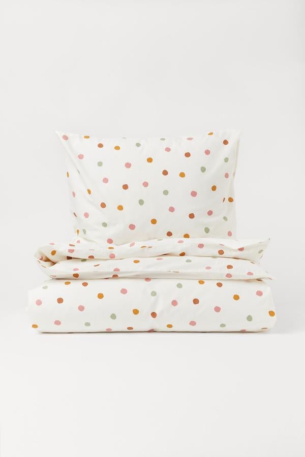 De color blanco con estampado de lunares de colores, esta funda nórdica de algodón orgánico mide 150x200 centímetros e incluye la funda de la almohada. Tiene un precio de 19,99 euros.
