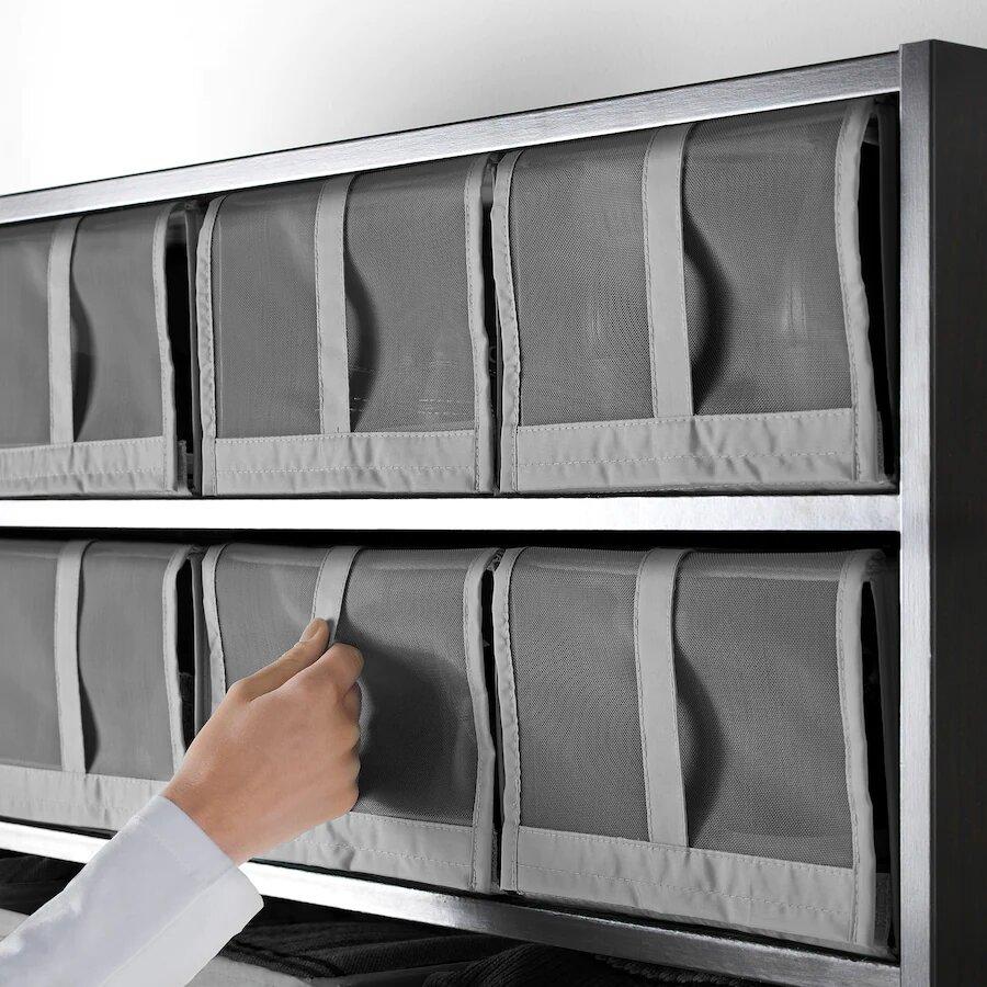 En color gris oscuro, este pack de cuatro cajas para zapatos cuenta con una rejilla para facilitar la entrada de aire y tiene un precio de 10 euros.