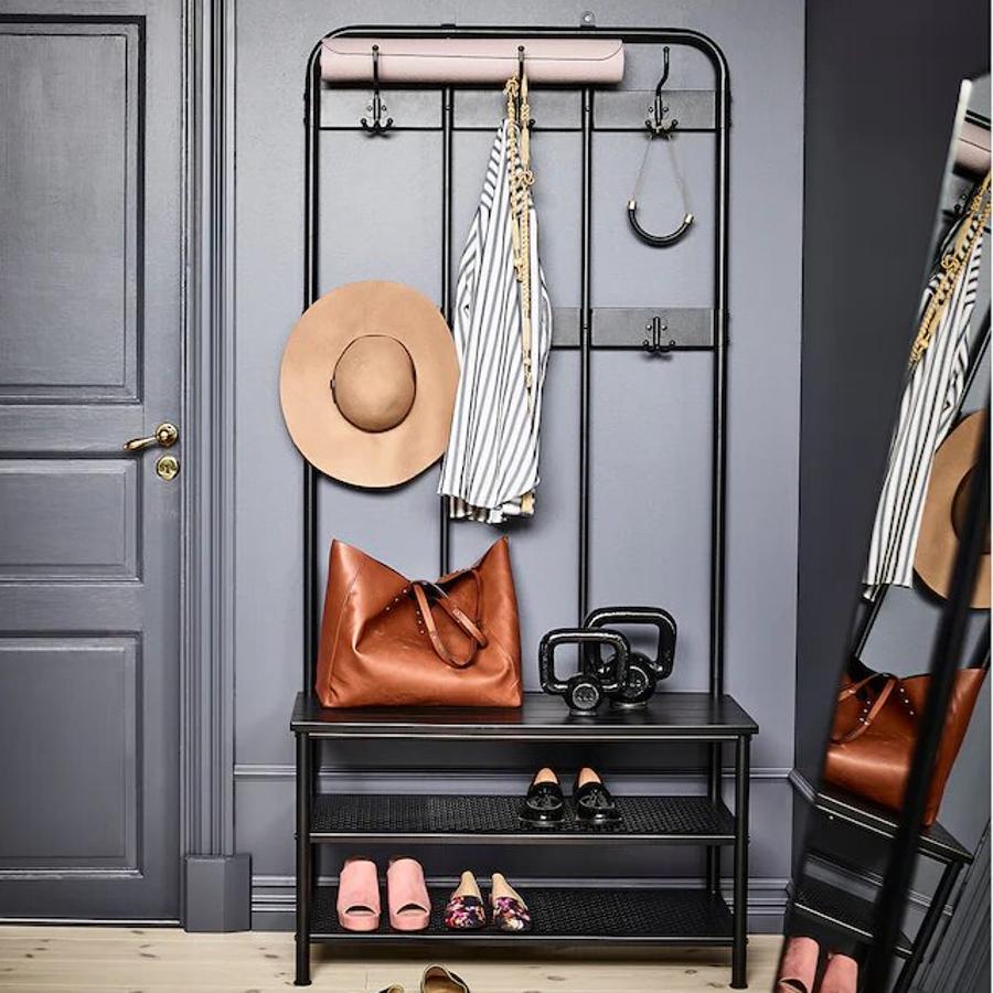 De color negro, este perchero con zapatero y banco mide 193x37x90 centímetros y tiene un precio de 69 euros.