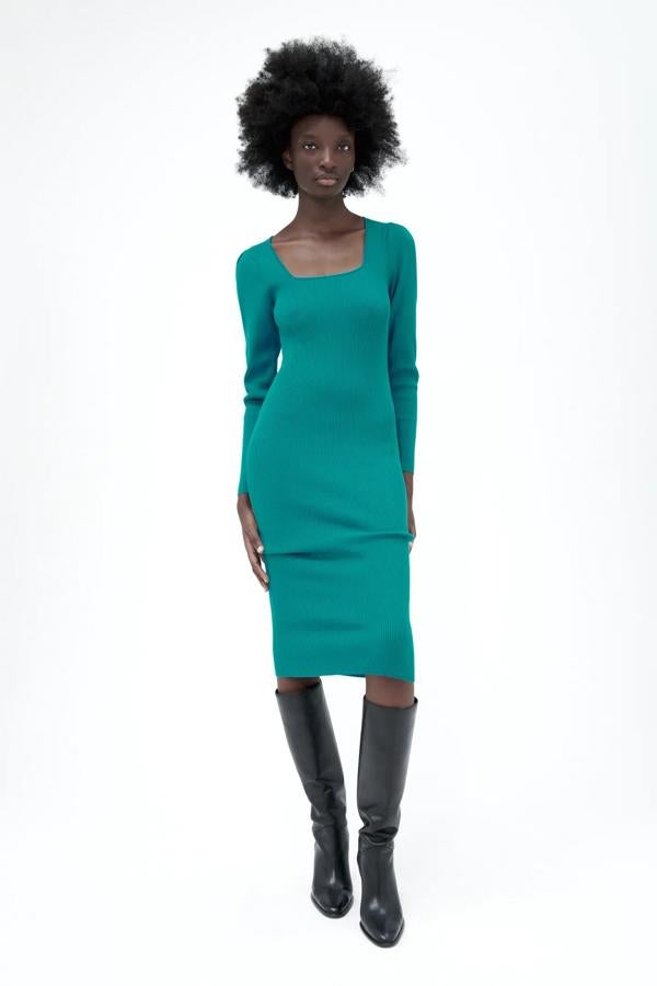 En color verde azulado, este vestido largo de punto con escote cuadrado y manga larga con frunces en los hombros tiene jun precio de 25,95 euros.