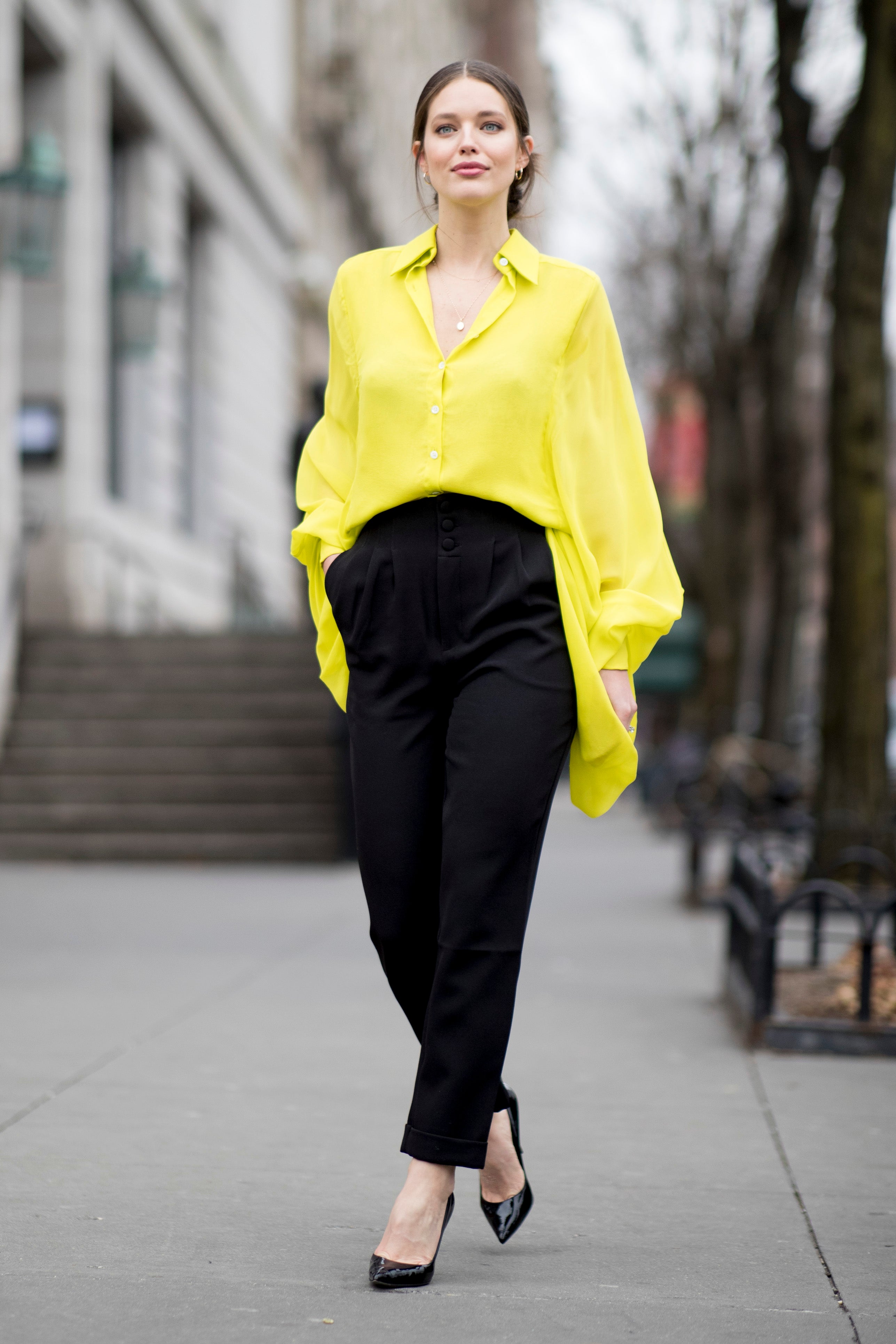 Si tú también te resistes a los tonos de la temporada no te pierdas las camisas de Uterqüe que van poner color a tus looks