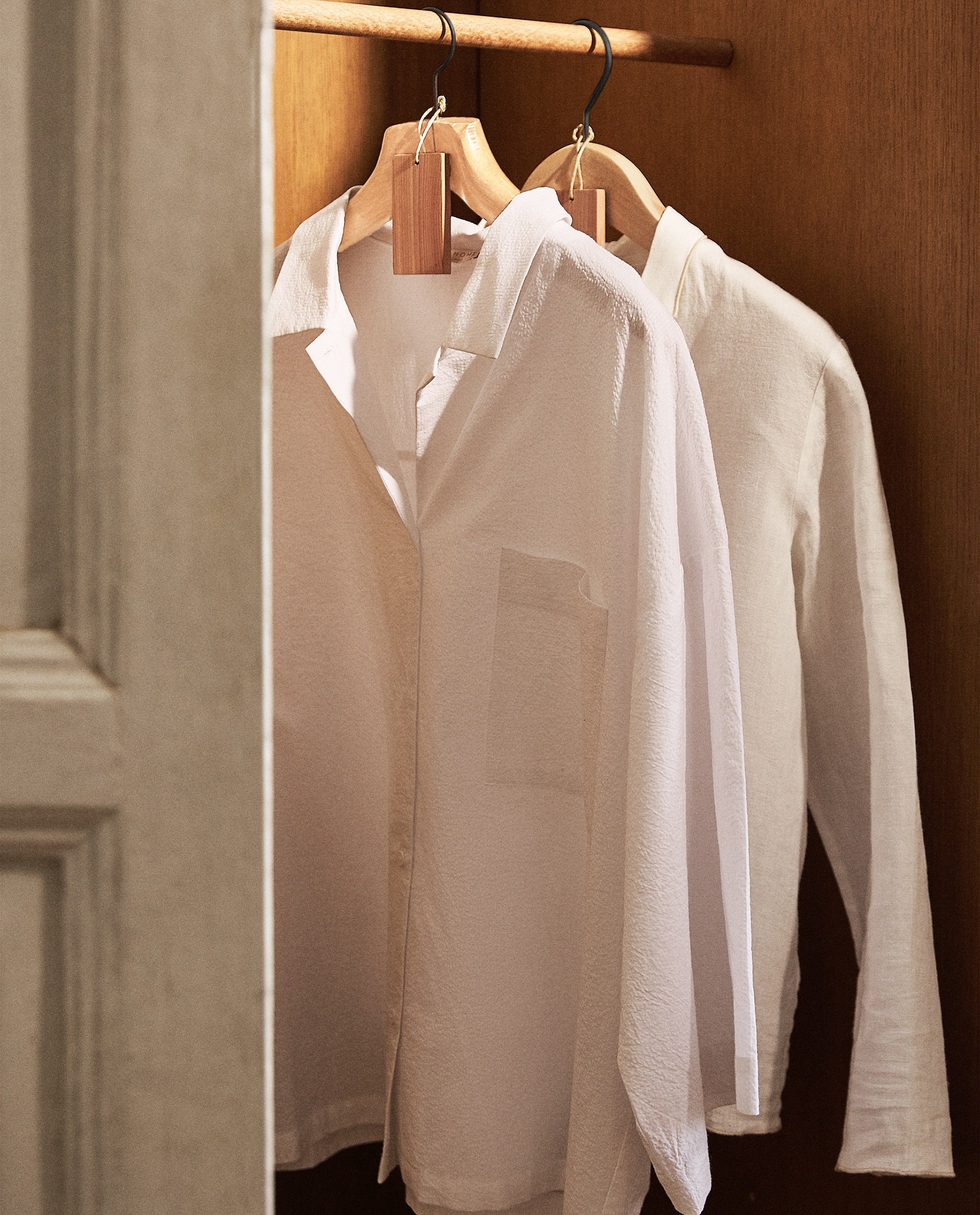 En Zara Home puedes comprar unos bloques de cedro que, además de para evitar las polillas, dejarán un aroma a limpio en toda tu ropa. El pack de 6 cuesta 6.99 euros. 