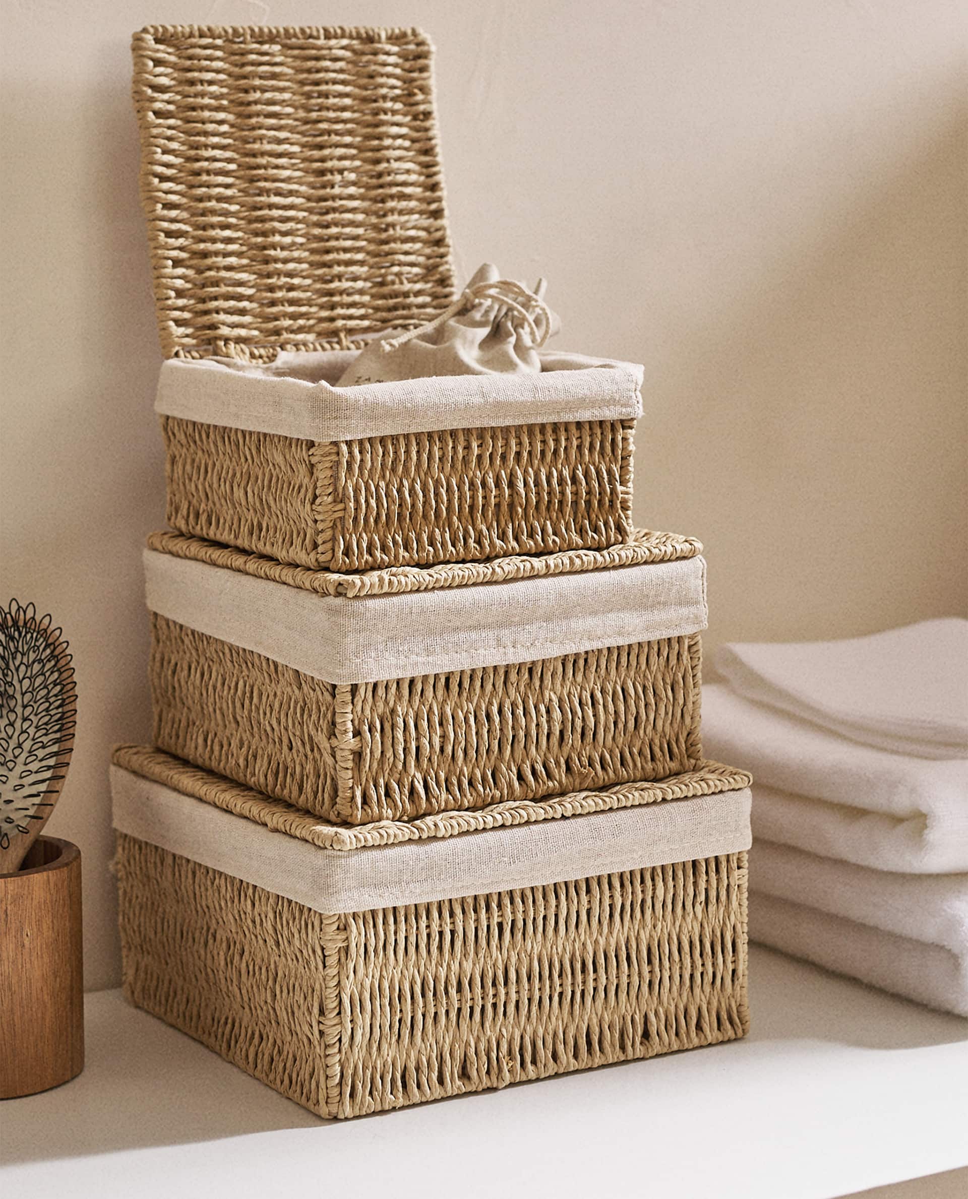 Las cajas son nuestras mejores aliadas para tener bien ordenados en el armario los complementos, las joyas, los pañuelos o la ropa interior. Estas de Zara Home están disponibles en varios tamaños desde 7.99 euros. 