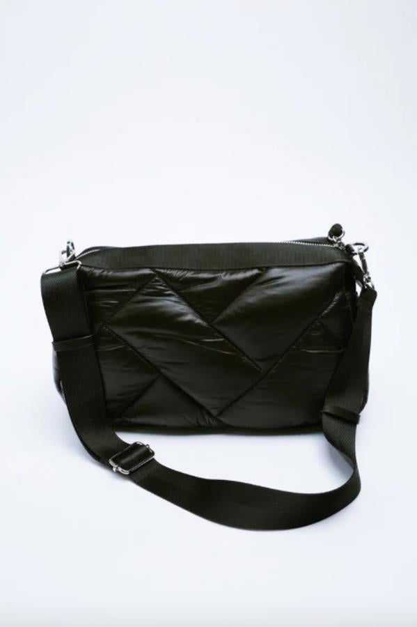 Diseño bowling para este bolso de Zara disponible en negro o en rosado con cuerpo acolchado, asa de hombro ajustable y extraíble en función bandolera. Con cierre de cremallera superior con detalle de tirador, cuesta 25,95 euros.
