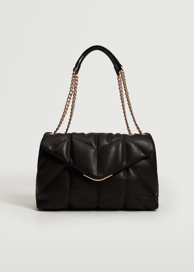 Con asa larga de cadena y múltiples bolsillos interiores, este bolso negro acolchado de Mango con cierre de cremallera y botón y forro interior cuesta 39,99 euros. 