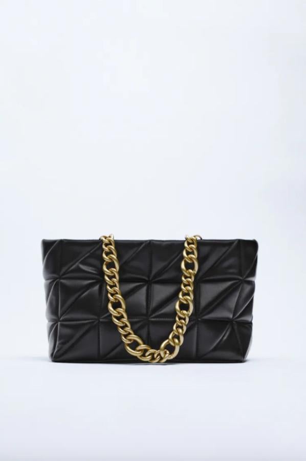 En negro o en camel, este bolso shopper de Zara con cuerpo acolchado viene con interior forrado con bolsillo y asas de hombro con cadena gruesa. Con cierre superior de cremallera, tiene un precio de 39,95 euros. 