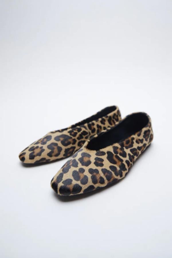 La solución más sencilla es también infalible y cómoda. Lo único que tienes que tener presente es que el dobladillo del pantalón no sea demasiado ancho ni quede demasiado bajo, para no estropearlo. Estas con estampado animal de Zara tienen un precio de 39,95 euros y están disponibles entre los números 36 y 42. 