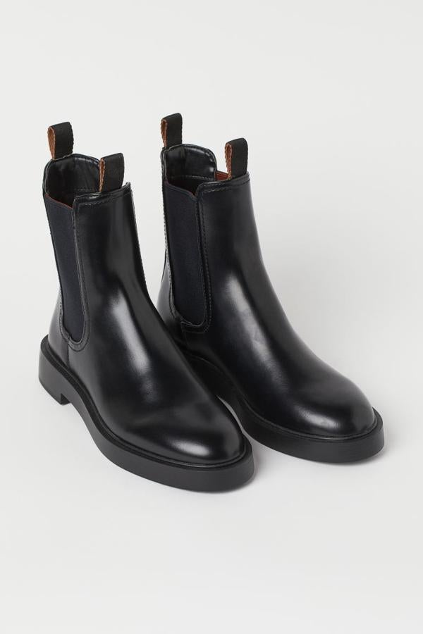 Si el bajo del pantalón es tobillero, lo tuyo son los pantalones en efecto piel o ambas cosas juntas, el calzado que necesitas son los botines. Cualquier diseño es bueno, pero el plano de las Chelsea queda especialmente bien. Estas de H&M que solo se pueden comprar en la tienda online cuestan 34,99 euros y están disponibles entre las tallas 35 y 42. 