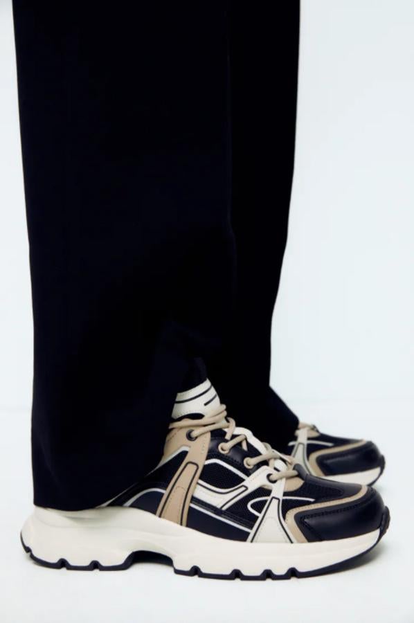 Sí, las zapatillas se pueden llevar prácticamente con todo, pero si quieres apostar por lo seguro busca el contraste tonal, con pantalones oscuros y calzado algo más claro. Como este diseño con suela blanca de Zara, que cuesta 59,95 euros y podemos encontrar entre los números 35 y 42.