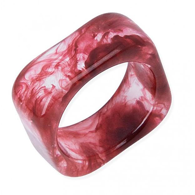 Imagen principal - Blanca Suárez se ha enamorado de estos anillos súper coloridos y sabemos dónde comprarlos por muy poco