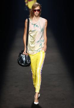 Imagen secundaria 2 - Los mejores looks de los desfiles de la Fashion Week de Madrid: tendencias, colores y tejidos que se llevarán la próxima temporada