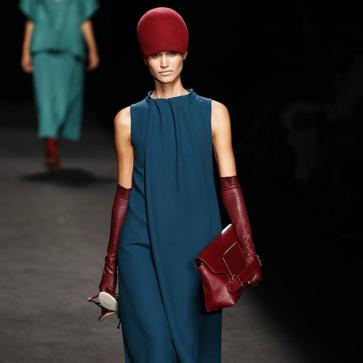 Imagen secundaria 1 - Los mejores looks de los desfiles de la Fashion Week de Madrid: tendencias, colores y tejidos que se llevarán la próxima temporada