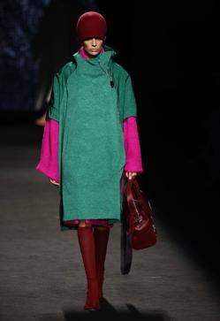 Imagen secundaria 2 - Los mejores looks de los desfiles de la Fashion Week de Madrid: tendencias, colores y tejidos que se llevarán la próxima temporada