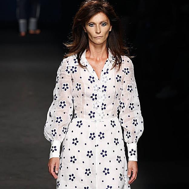 Imagen principal - Los mejores looks de los desfiles de la Fashion Week de Madrid: tendencias, colores y tejidos que se llevarán la próxima temporada