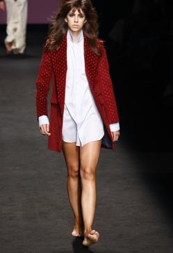 Imagen secundaria 2 - Los mejores looks de los desfiles de la Fashion Week de Madrid: tendencias, colores y tejidos que se llevarán la próxima temporada