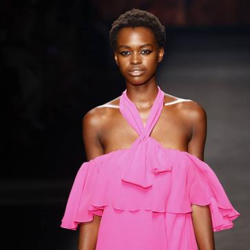 Imagen secundaria 1 - Los mejores looks de los desfiles de la Fashion Week de Madrid: tendencias, colores y tejidos que se llevarán la próxima temporada