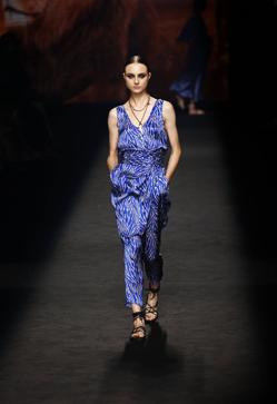 Imagen secundaria 2 - Los mejores looks de los desfiles de la Fashion Week de Madrid: tendencias, colores y tejidos que se llevarán la próxima temporada