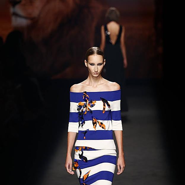 Imagen principal - Los mejores looks de los desfiles de la Fashion Week de Madrid: tendencias, colores y tejidos que se llevarán la próxima temporada