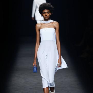 Imagen secundaria 1 - Los mejores looks de los desfiles de la Fashion Week de Madrid: tendencias, colores y tejidos que se llevarán la próxima temporada