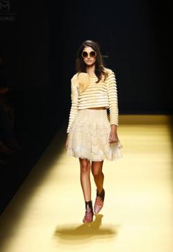 Imagen secundaria 2 - Los mejores looks de los desfiles de la Fashion Week de Madrid: tendencias, colores y tejidos que se llevarán la próxima temporada