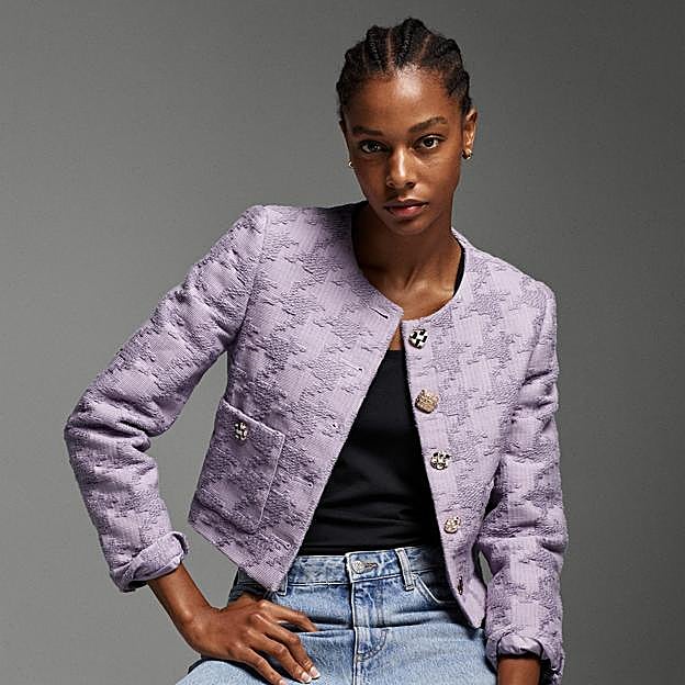 Imagen principal - 1. Chaqueta de tweed en color lila con botones joya de Mango (159 euros) 2. Chaqueta de tweed en color azul eléctrico de Mango (49,99 euros) 3. Chaqueta de tweed con botones dorados de Mango (59,99 euros)