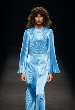 Imagen secundaria 2 - Los mejores looks de los desfiles de la Fashion Week de Madrid: tendencias, colores y tejidos que se llevarán la próxima temporada