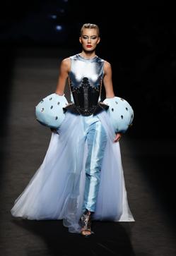 Imagen secundaria 2 - Los mejores looks de los desfiles de la Fashion Week de Madrid: tendencias, colores y tejidos que se llevarán la próxima temporada