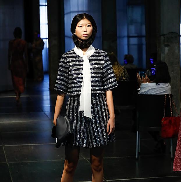 Imagen principal - Los mejores looks de los desfiles de la Fashion Week de Madrid: tendencias, colores y tejidos que se llevarán la próxima temporada