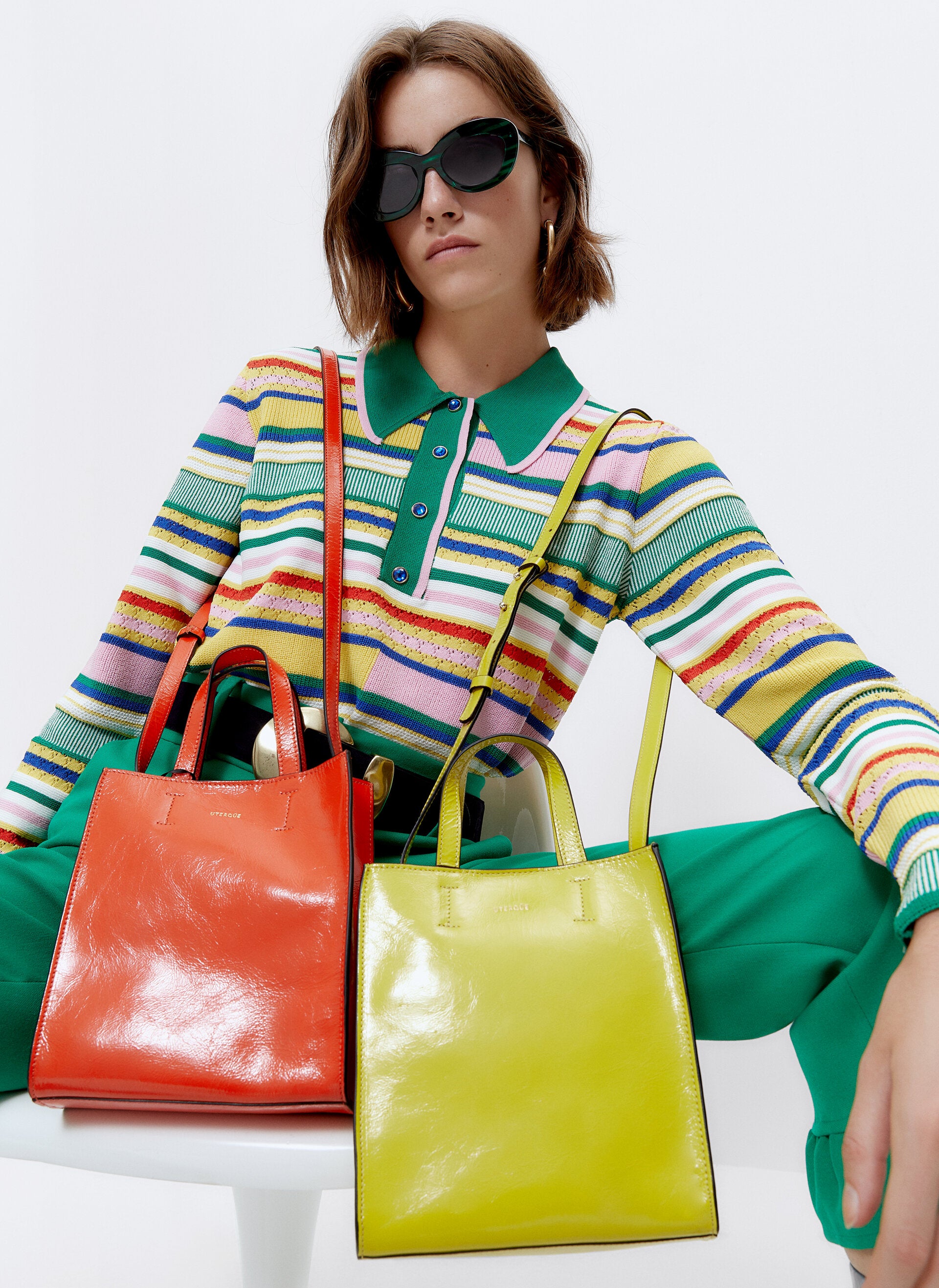 ¿se convertirán los bolsos de Uterqüe en codiciadas piezas vintage? Estos shoppers en tonos flúor cuestan 99 euros.