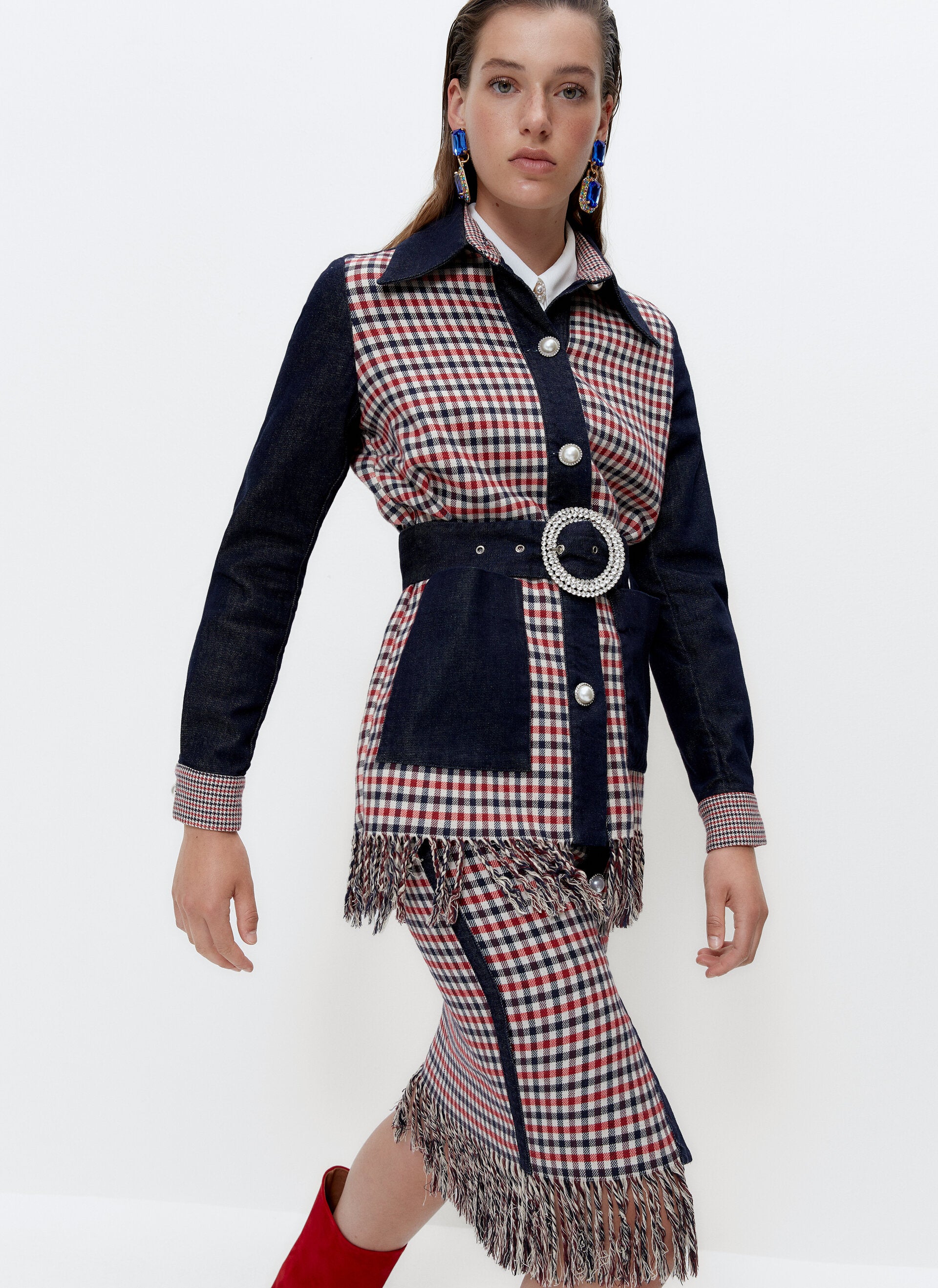 Este traje de la nueva colección de Uterqüe lo tiene todo para arrasar: combina dénim con estampado pata de gallo y detalles joya. La chaqueta cuesta 1509 euros, y la falda con flecos, 99 euros.