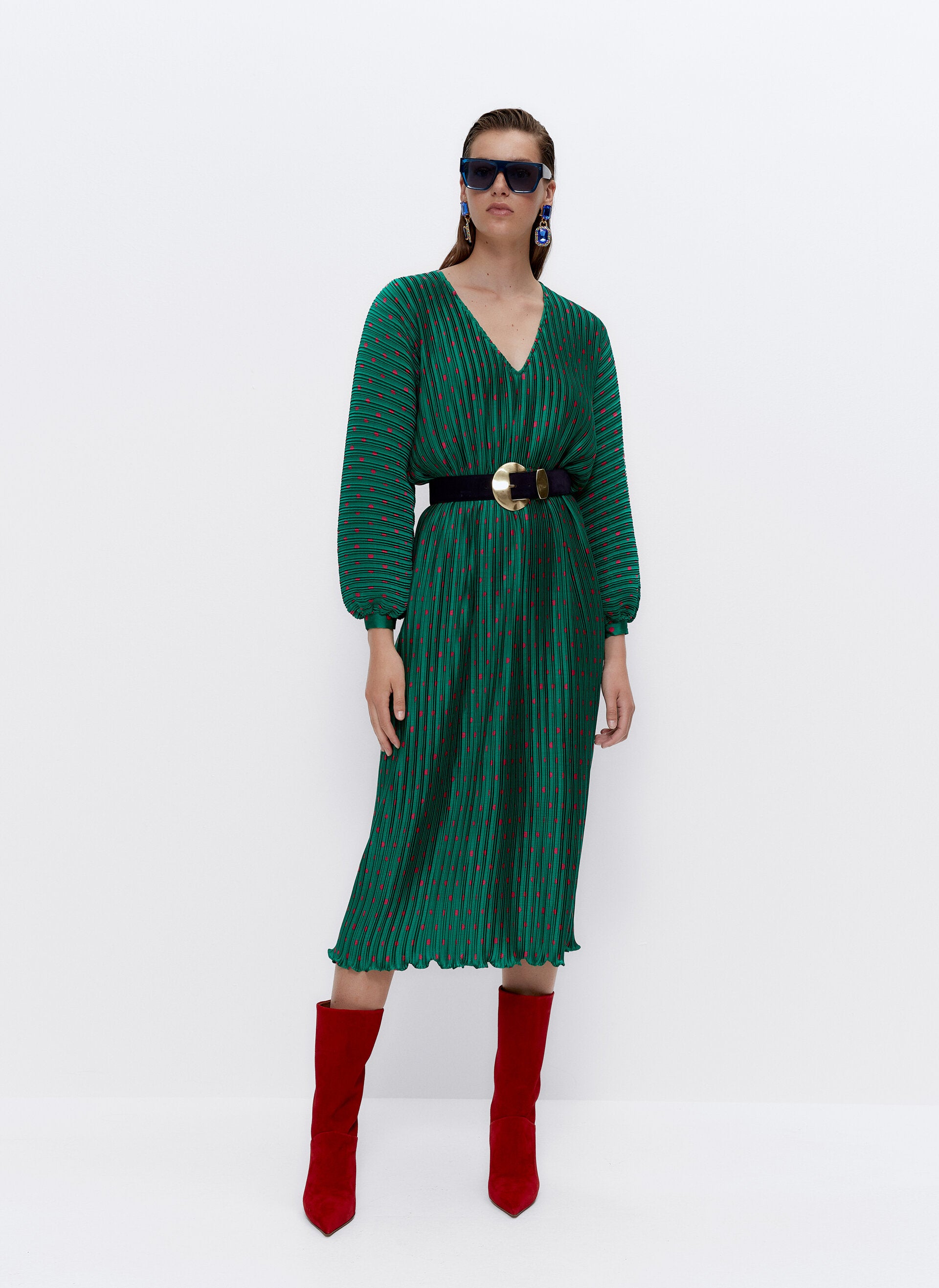 Con un plisado que ahonda sus raíces en el imaginario del mismísimo Fortuny, este vestido midi con estampado de lunares es un tesoro de la última colección de Uterqüe. Cuesta 129 euros.