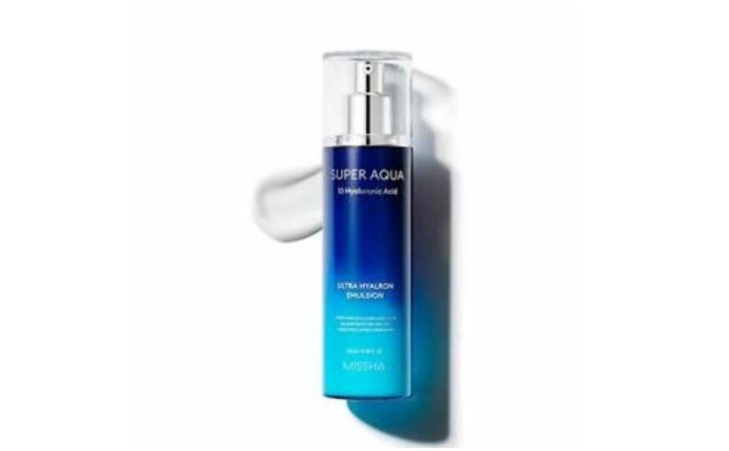 Una emulsión que equilibra la piel entre humedad-aceite con complejo de ácido hialurónico. Especial para esas pieles mixtas que están deshidratadas. La emulsión Missha Super Aqua Ultra Hyalron con 10 tipos de ácido hialurónico de bajo, medio y alto peso molecular es ideal para pieles grasas que aún se sienten secas y tensas. Proporciona a la piel humedad en el fondo. La textura ligera se absorbe rápidamente y le da a la piel un acabado húmedo. Lo puedes encontrar en Korean Dreams por 32,90 euros.
