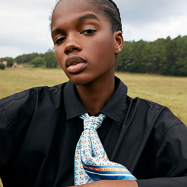 El truco con pañuelo de las estilistas de Pull&Bear.