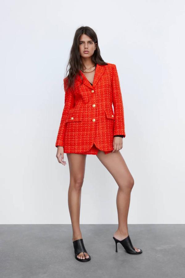 Conjunto rojo anaranjado de blazer y falda mini de Zara. Se vende por separado. Chaqueta por 69,95 euros y falda por 29,95 euros.