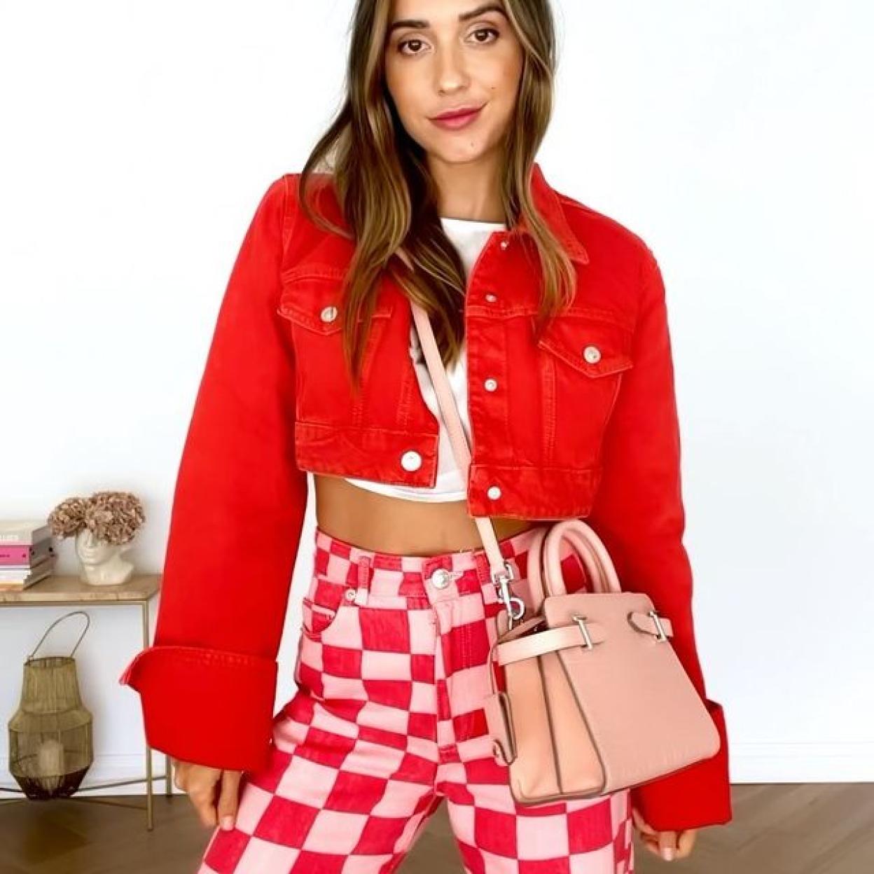 Pincha en la foto para ver los básicos que no pueden faltar en tu armario de otoño para vestir con mucho estilo si tienes más de 50 años.