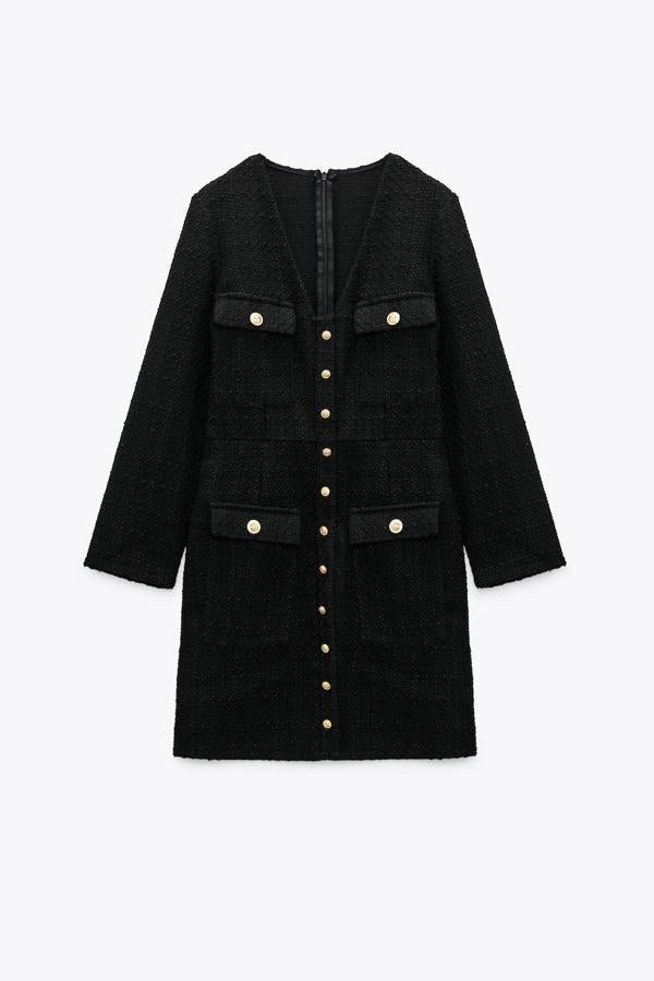 Vestido corto de escote pico y manga larga en negro con botones dorados de Zara. 39,95 euros