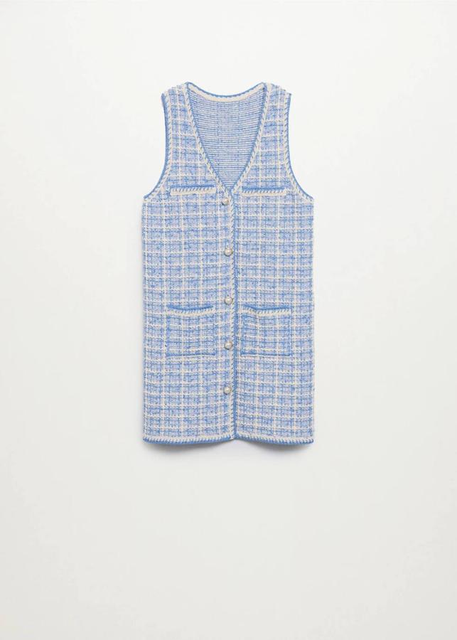 Vestido corto de tweed abotonado con detalles de perlas en azul claro de Mango. 49,99 euros