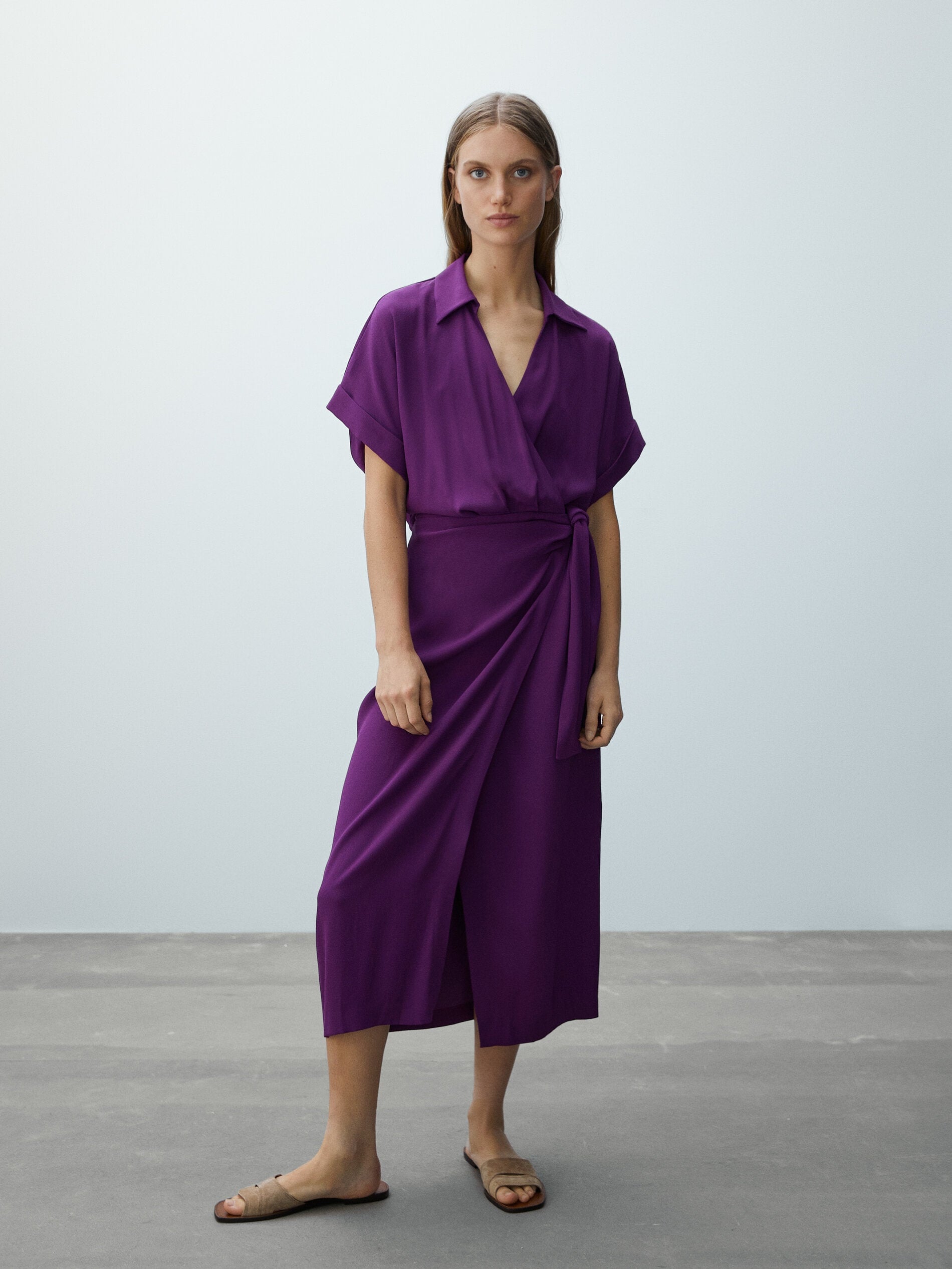 Perfcto para un look de invitada de otoño, y también de Massimo Dutti, nos hemos enamorado de este 'wrap dress' camisero en color berenjena que cuesta 89.95 euros.