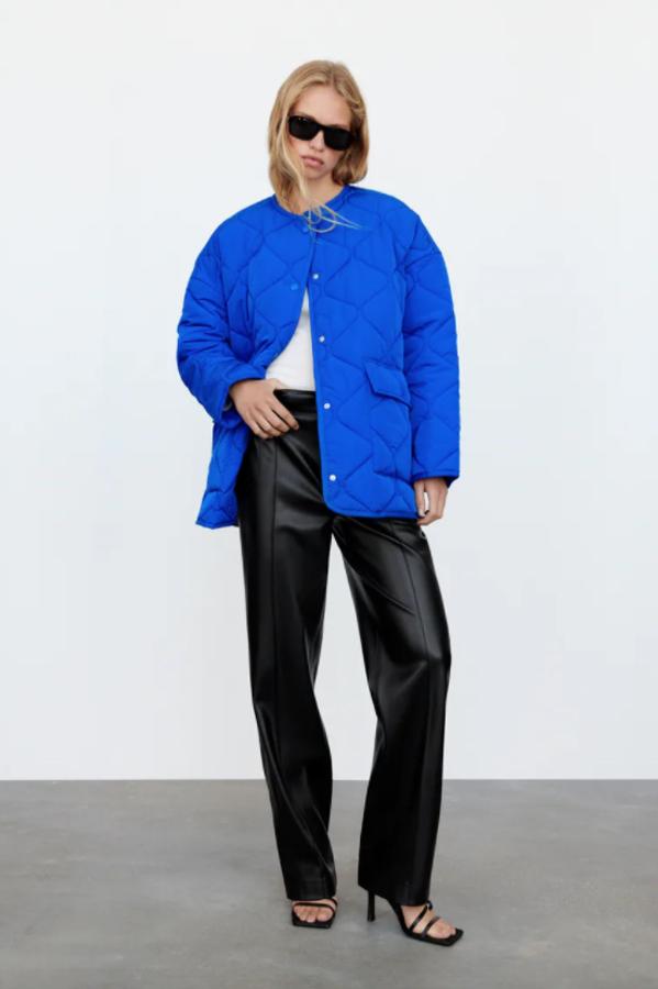 Diseño oversize para esta chaqueta acolchada de Zara en color azulón con cuello redondo y mangas largas que tiene bolsillos de plastrón con solapa y botón a presión. Con bajo acabado en aberturas laterales y cierre frontal de botones a presión, cuesta 49,95 euros y esta disponible entre las tallas XS y L. 