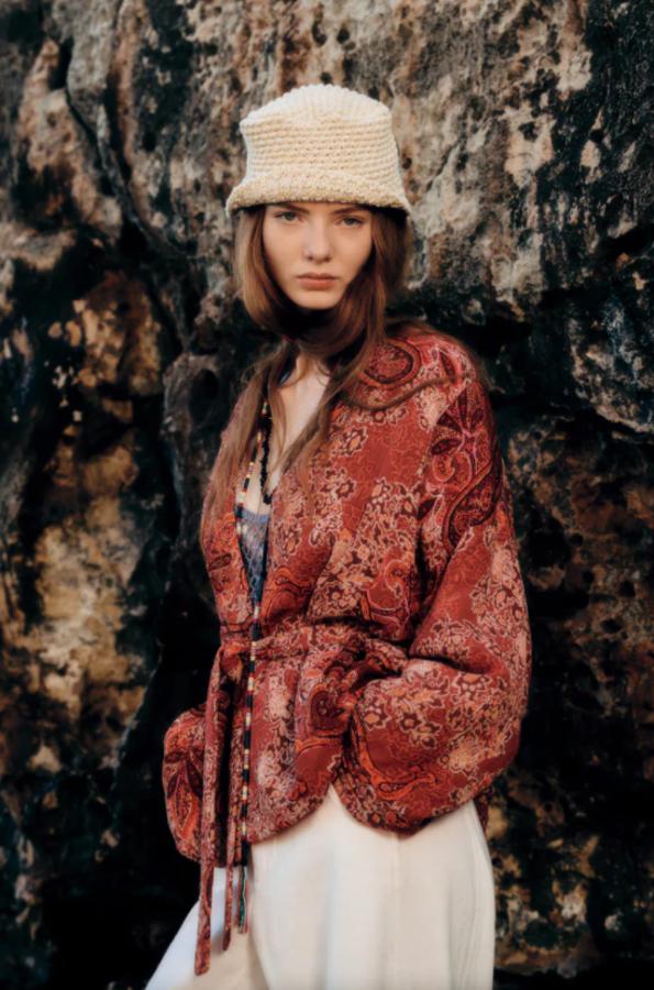 Con mangas largas y bolsillos delanteros, esta cazadora acolchada de Zara con estampado paisley en tonos rojos y anaranjados tiene cierre de cinturón a tono y cuesta 49,95 euros. Podemos encontrarla en las tallas S, M y L. 