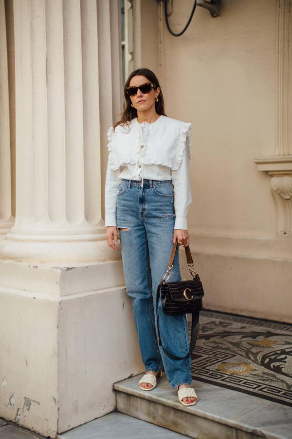 Los cuellos bobos y de marinero de la década de los ochenta hacen su refreso triunfal para que luzcamos una apariencia naíf, femenina y juvenil. Un básico que combina con todo y es capaz de elevar cualquier estilismo. Con vaqueros, jersey o chalecos de punto quedan genial.