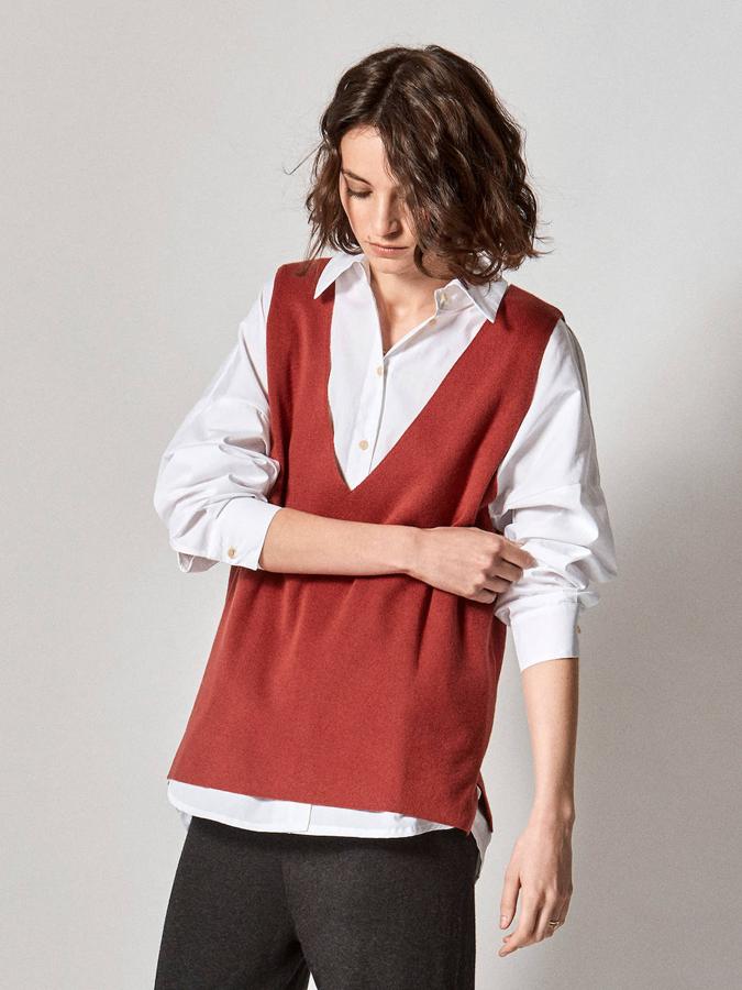 Una buena opción made in Spain es este modelo de Mi&Co Barcelona. Tiene el escote en forma de pico y cuenta con aberturas en los laterales del bajo. Cuesta 75 €.