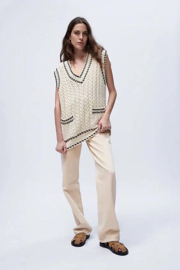 Entre los muchos diseños de Zara, queremos destacar este en color crudo con puntadas. Tiene el escote en forma de pico y la manga sisa. En cuanto a su precio, es de 29,95 €.