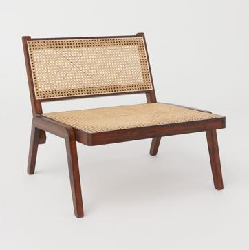 Imagen secundaria 1 - El mueble de dos puertas en ratán cuesta 299 euros en H&M Home, el sillón cuesta 249 euros, y las lámparas, 119 euros.