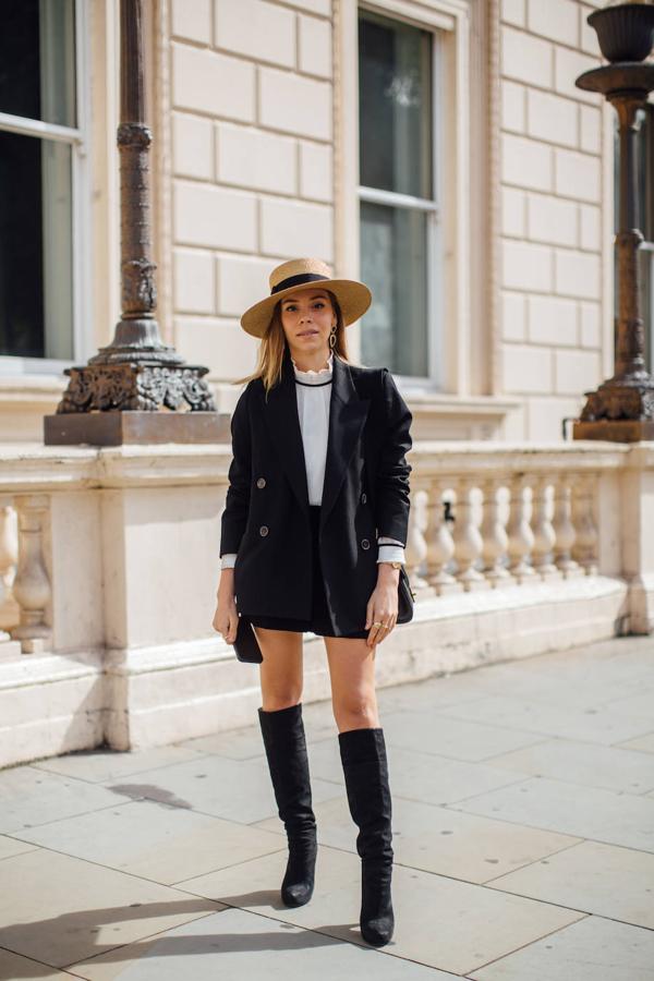 Los conjuntos enteros en negro son atemporales pero mejor si introducimos piezas atribuidas a la estética parisina chic como boinas, sombreros canotier, perlas, slip dress o blusas con encaje o ribetes.