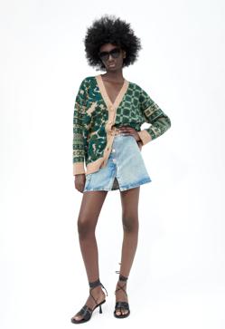 Imagen secundaria 2 - 1. Chaqueta con estampado tipo jacquard en tonos malva y crudo de Zara (29,99 euros) 2. Cárdigan de punto con flores de color rosa de Zara (25,99 euros). 3. Chaqueta estampada en verde y crema de Zara (29,99 euros)