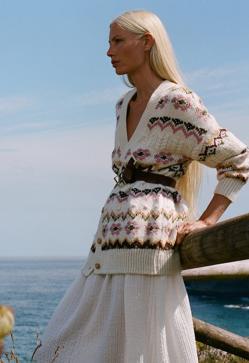 Imagen secundaria 2 - 1. Cárdigan de color lila con cuello tipo babero de Mango (29,99 euros). 2. Chaqueta de punto con cuello con bordados de flores de Mango (39,99 euros). Cárdigan largo con estampado tipo jacquard de Mango (49,99 euro). 