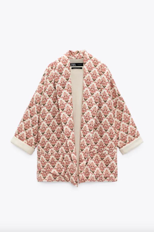 Diseño abierto para esta cazadora de cuello de solapa con mangas tres cuartos de Zara que viene con estampado de flores rosadas sobre blanco roto. Con bolsillos delanteros de plastrón, cuesta 49,95 euros y está disponible entre las tallas XS y M.