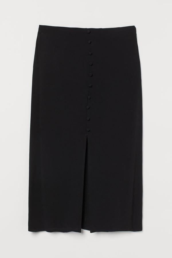 Diseño midi para esta falda confeccionada en tejido suave que viene con botones revestidos decorativos en el frontal que acaban en abertura. Disponible entre las tallas 32 y 46, cuesta 19,99 euros. 